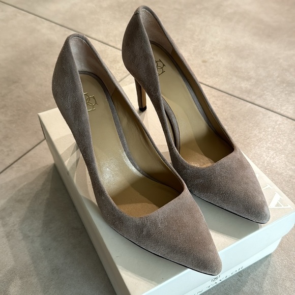 Greyish suede heels - Picture 2 of 5
